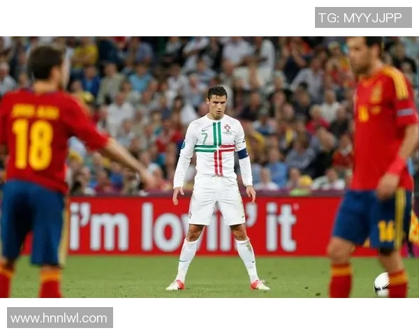 欧冠赛场惊现球迷疯狂一幕C罗球衣被抢引发热议